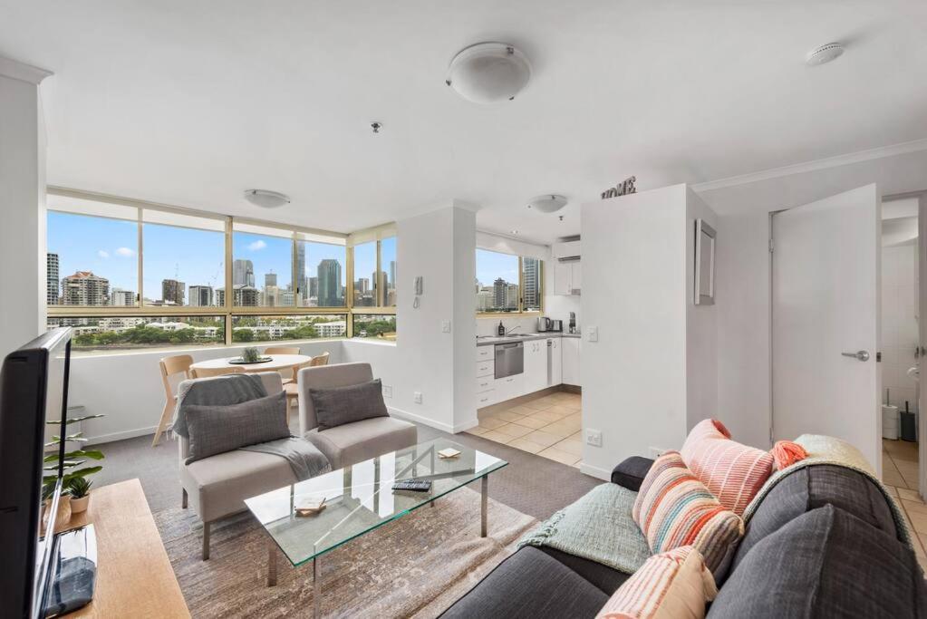 Apartment Stunning! Skyline City, Water + Story Bridge Views *