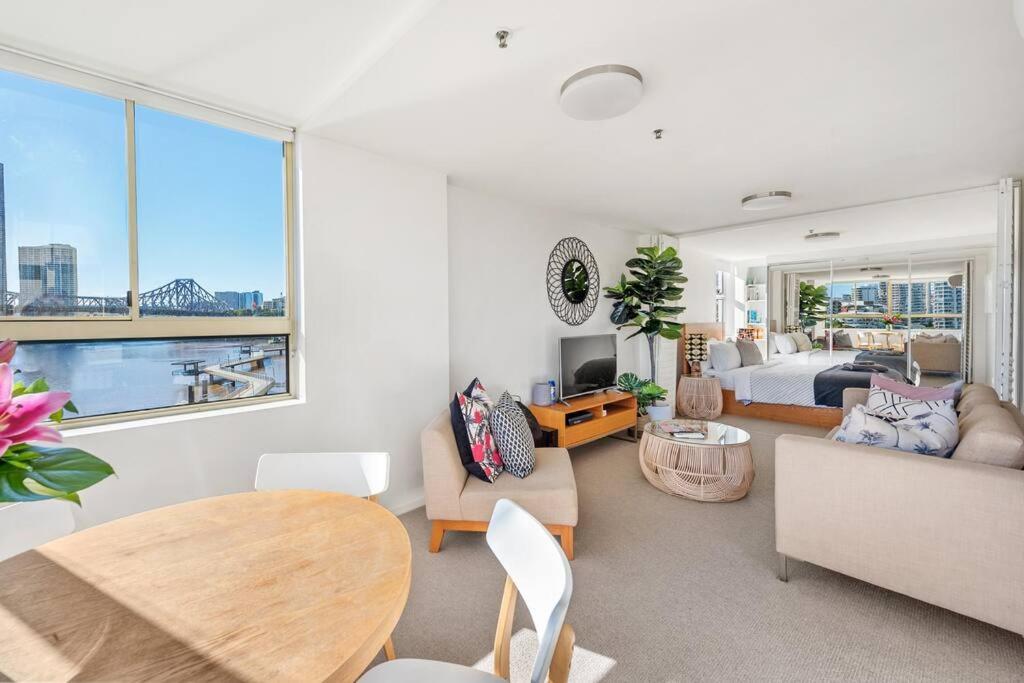 Fab! ~ Skyline City, Water + Story Bridge Views Apartment *