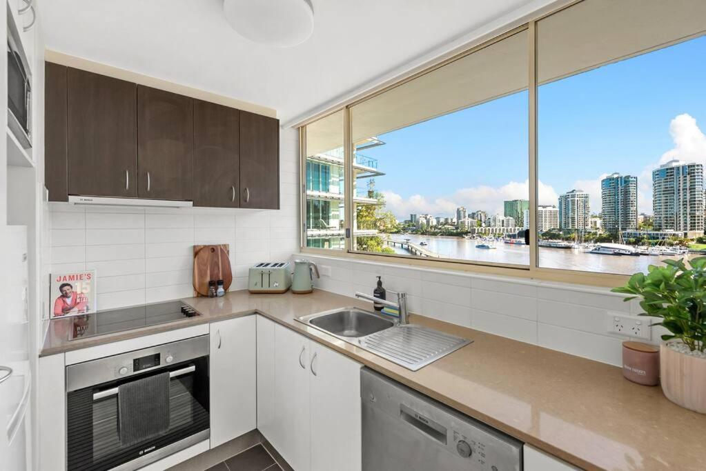 Fab! ~ Skyline City, Water + Story Bridge Views