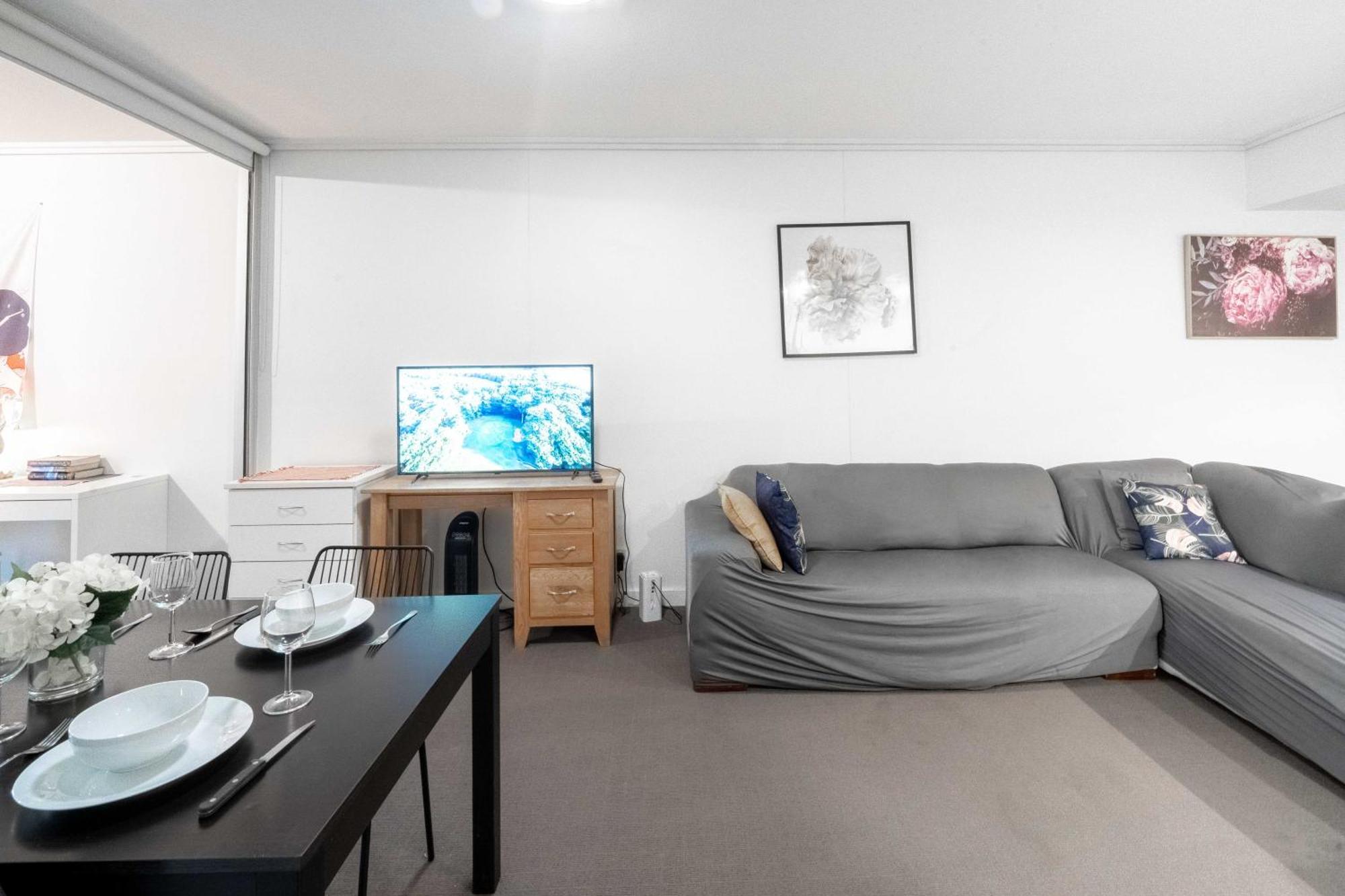 Prime Location - Cbd 1 Bed W Shared 25m Pool, Gym, Sundeck And A Bbq Area Apartment *