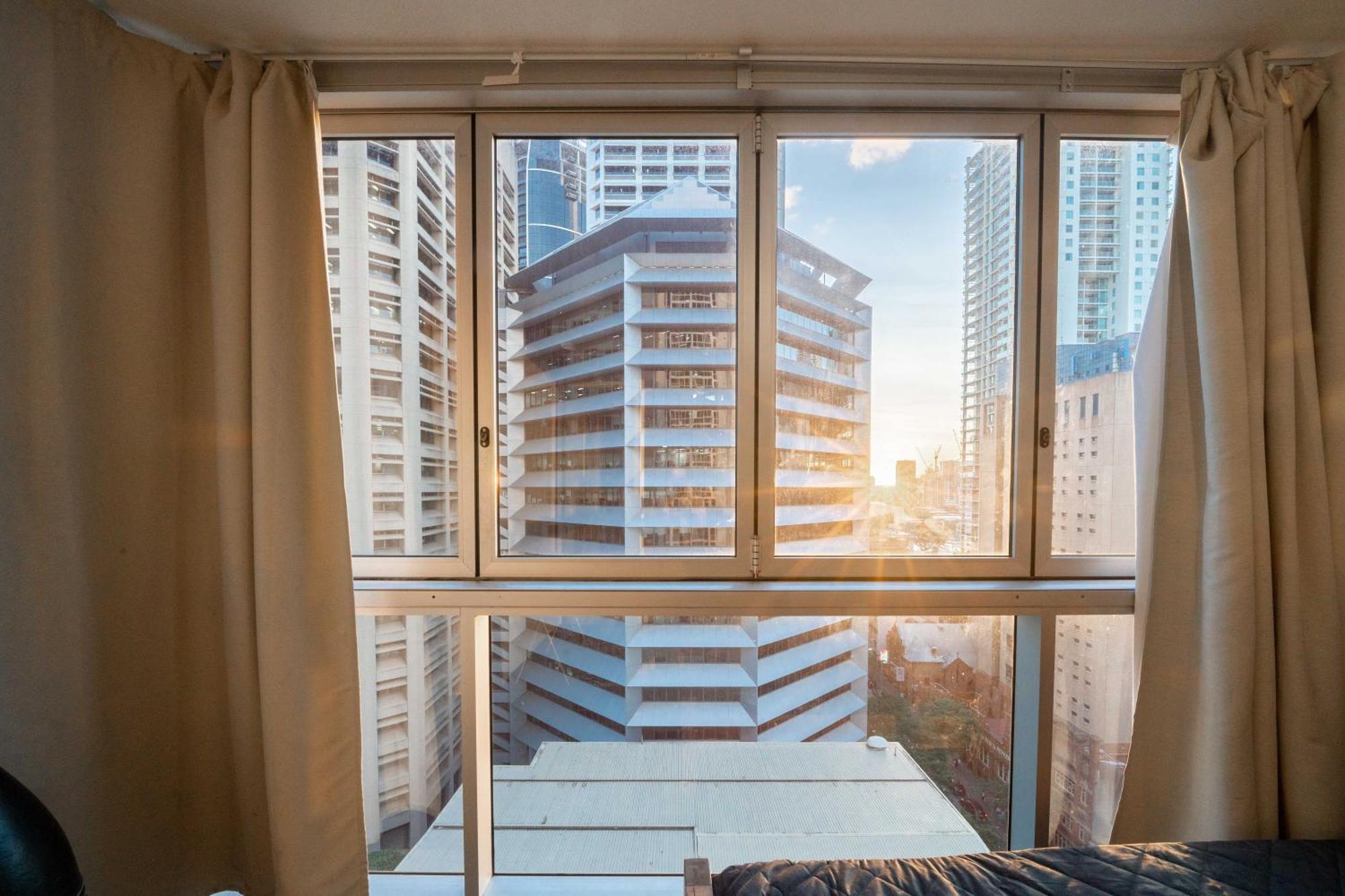 Prime Location - Cbd 1 Bed W Shared 25m Pool, Gym, Sundeck And A Bbq Area *