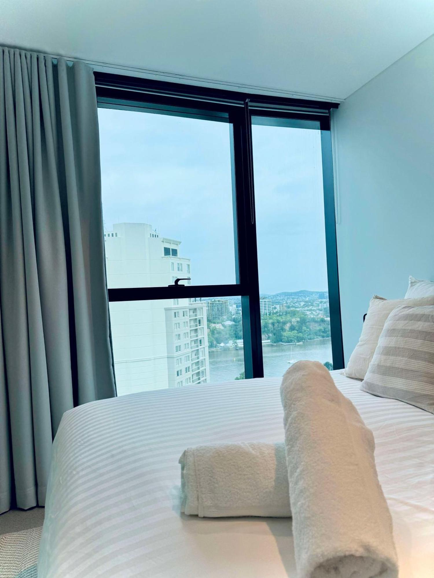 Luxurious 3 Bed Sky Retreat At Skytower Apartment