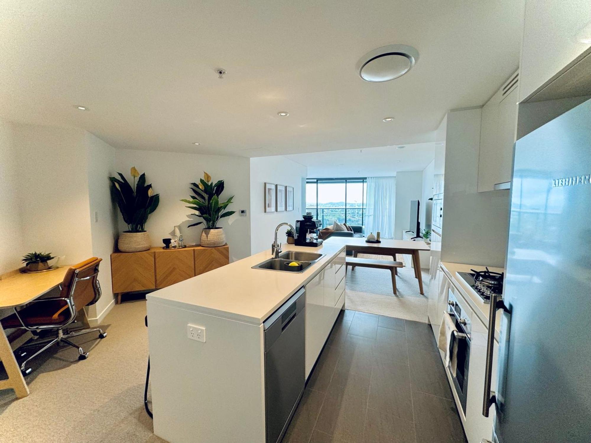 Luxurious 3 Bed Sky Retreat At Skytower Apartment *
