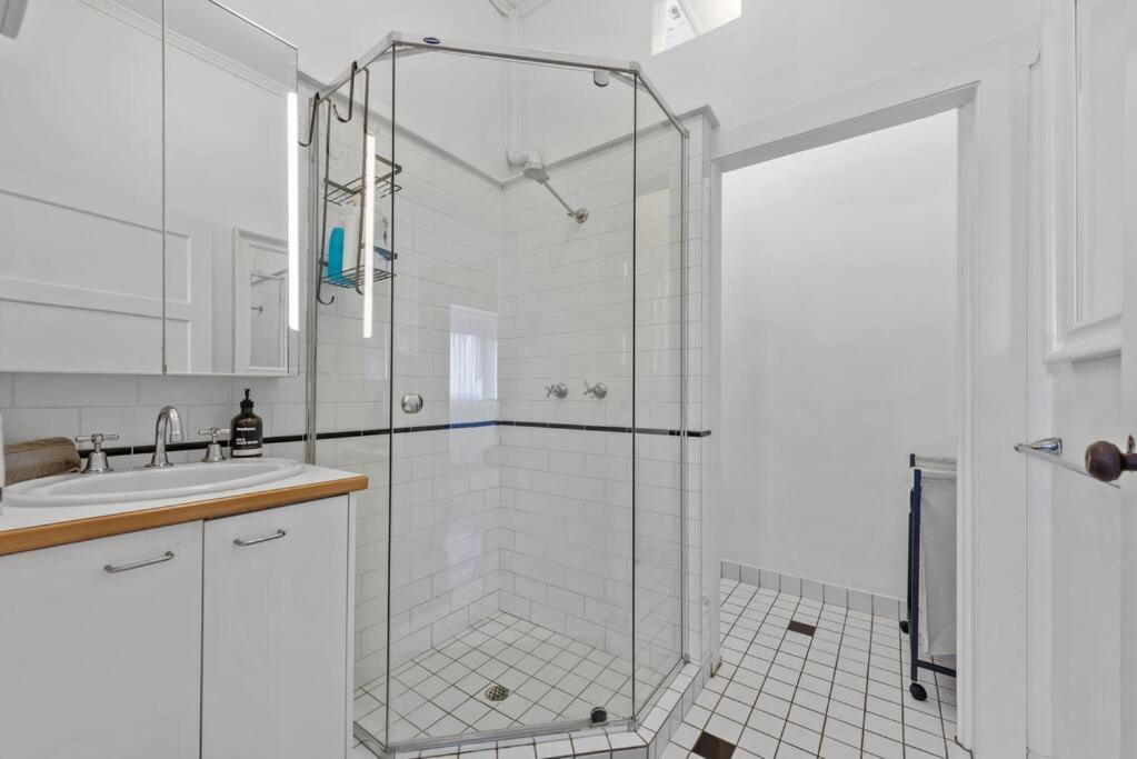 Abracadabra! ~ 1bed / 1bath / Balconies ~ New Farm Apartment Brisbane