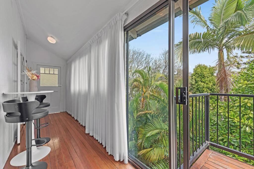 Apartment Abracadabra! ~ 1bed / 1bath / Balconies ~ New Farm *