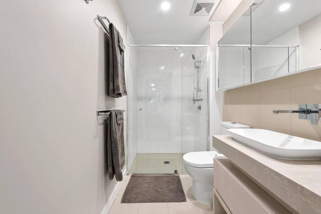 Tropical ~ 2 Bed/2 Bath/1 Car ~ West End