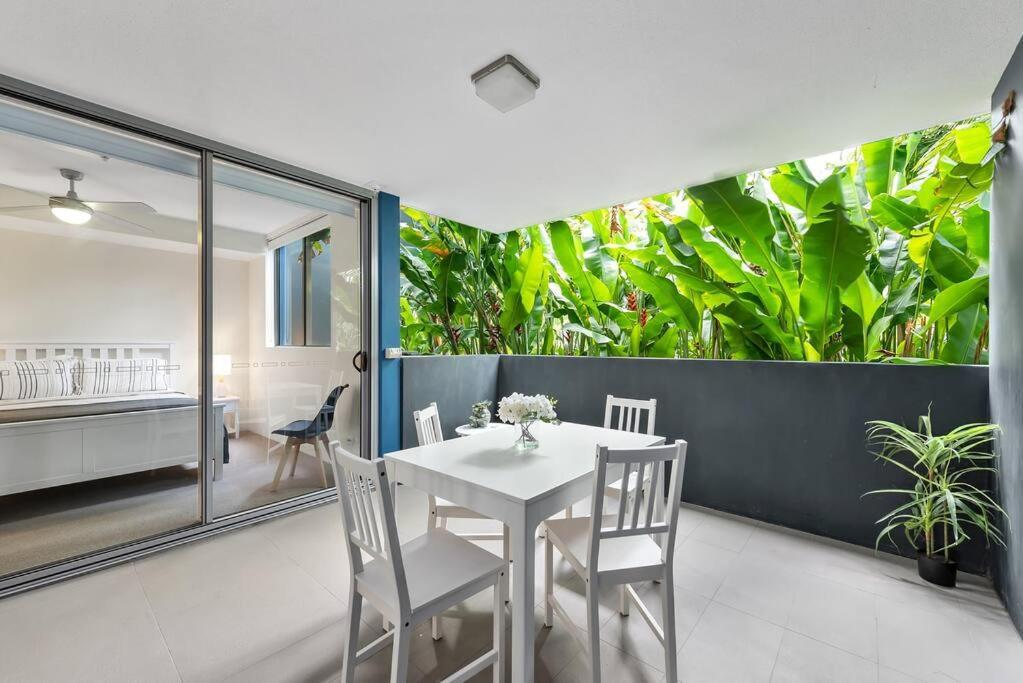 Tropical ~ 2 Bed/2 Bath/1 Car ~ West End Apartment Brisbane
