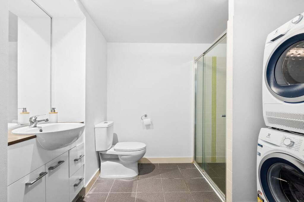 Offline - 37f Cbd With Views And Pool Apartment
