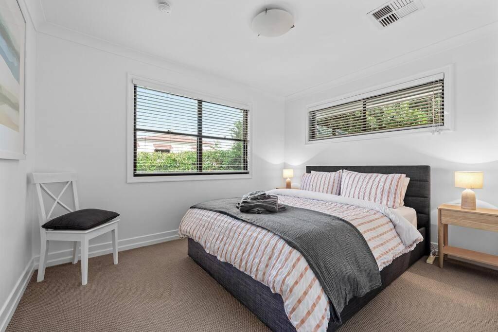 Noble House ~ Fully Self-contained Guest - 2 Bed/1bath/1car~parklands + Transport Apartment *