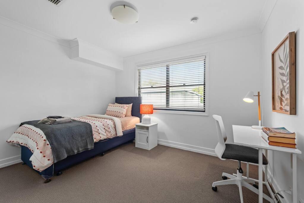 Noble House ~ Fully Self-contained Guest - 2 Bed/1bath/1car~parklands + Transport Apartment *