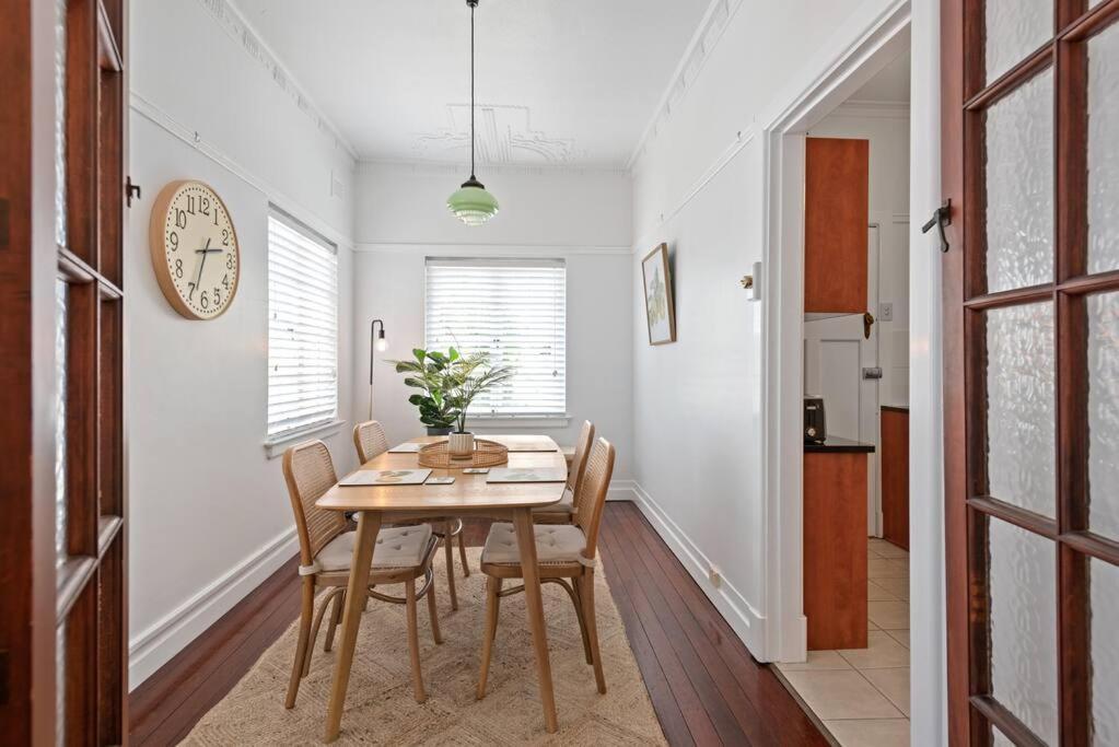 Art Deco In Ascot! ~ 2 Bed / 1 Bath / 1 Car Apartment