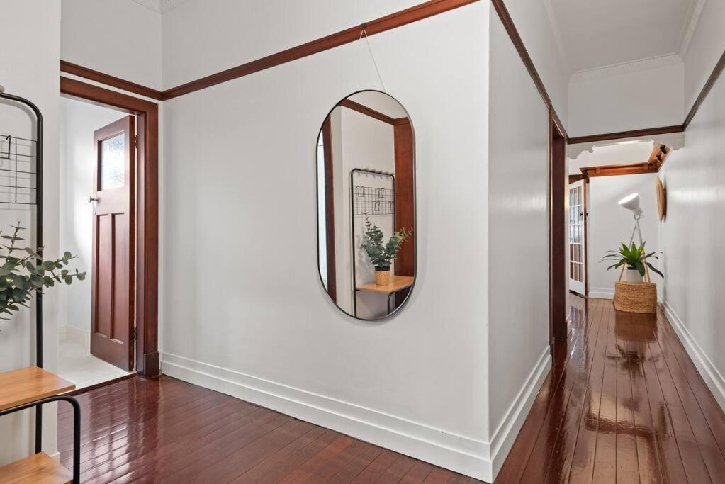 Art Deco In Ascot! ~ 2 Bed / 1 Bath / 1 Car *