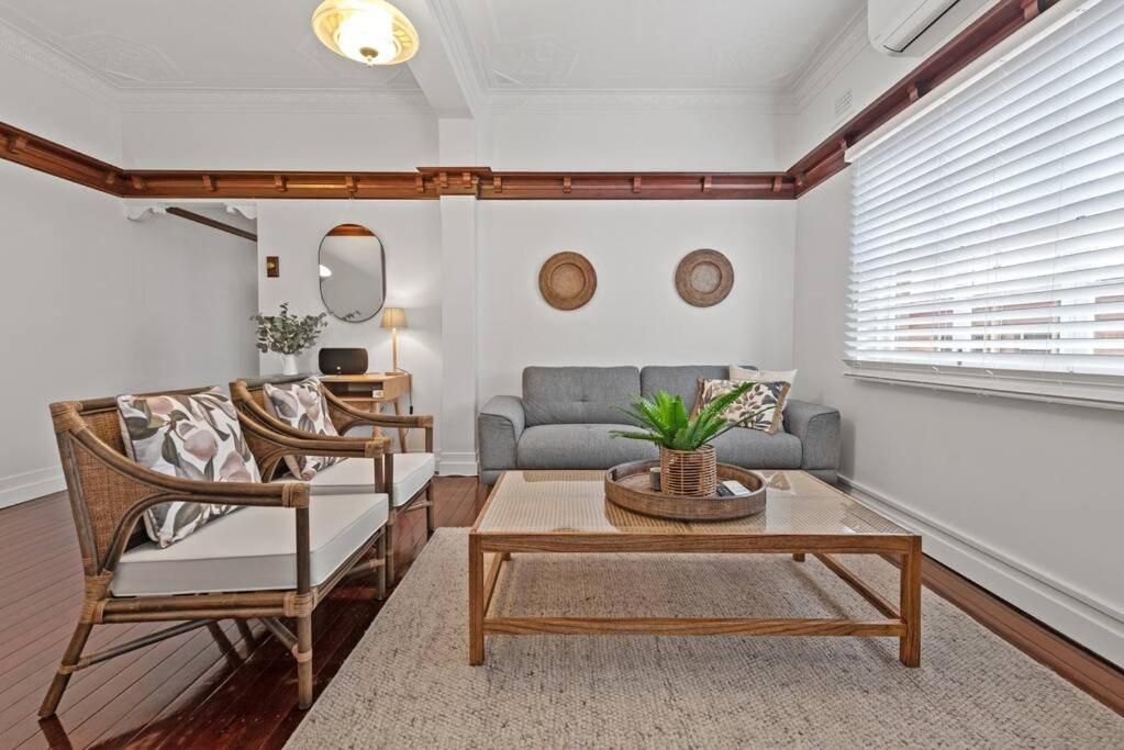 Art Deco In Ascot! ~ 2 Bed / 1 Bath / 1 Car Apartment *