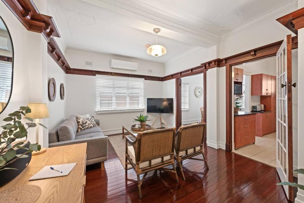 Apartment Art Deco In Ascot! ~ 2 Bed / 1 Bath / 1 Car *