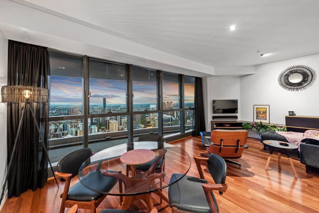 Skyhigh Executive! ~ 2bed/2bath/1car/views ~ Cbd Apartment *