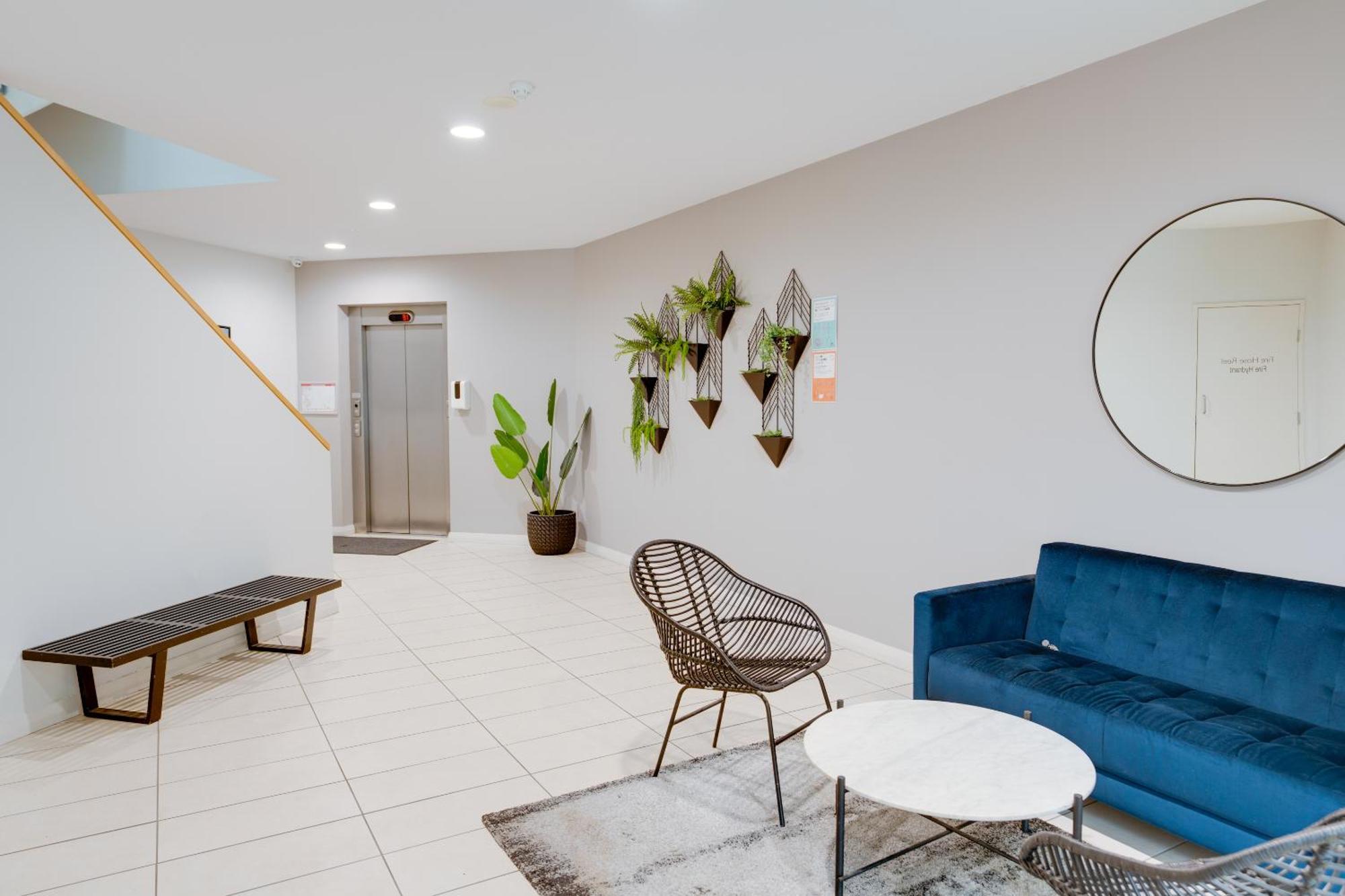 Apartment Urban 2br Gem: Chic Retreat