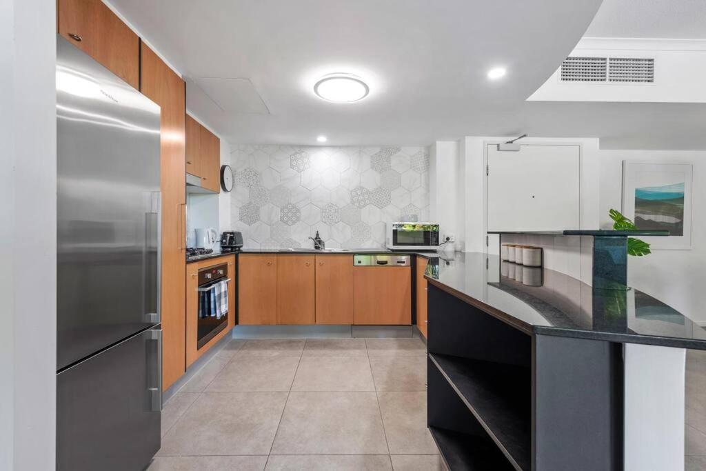 Apartment New Farm Water Views! 2bed/2bath/1car *
