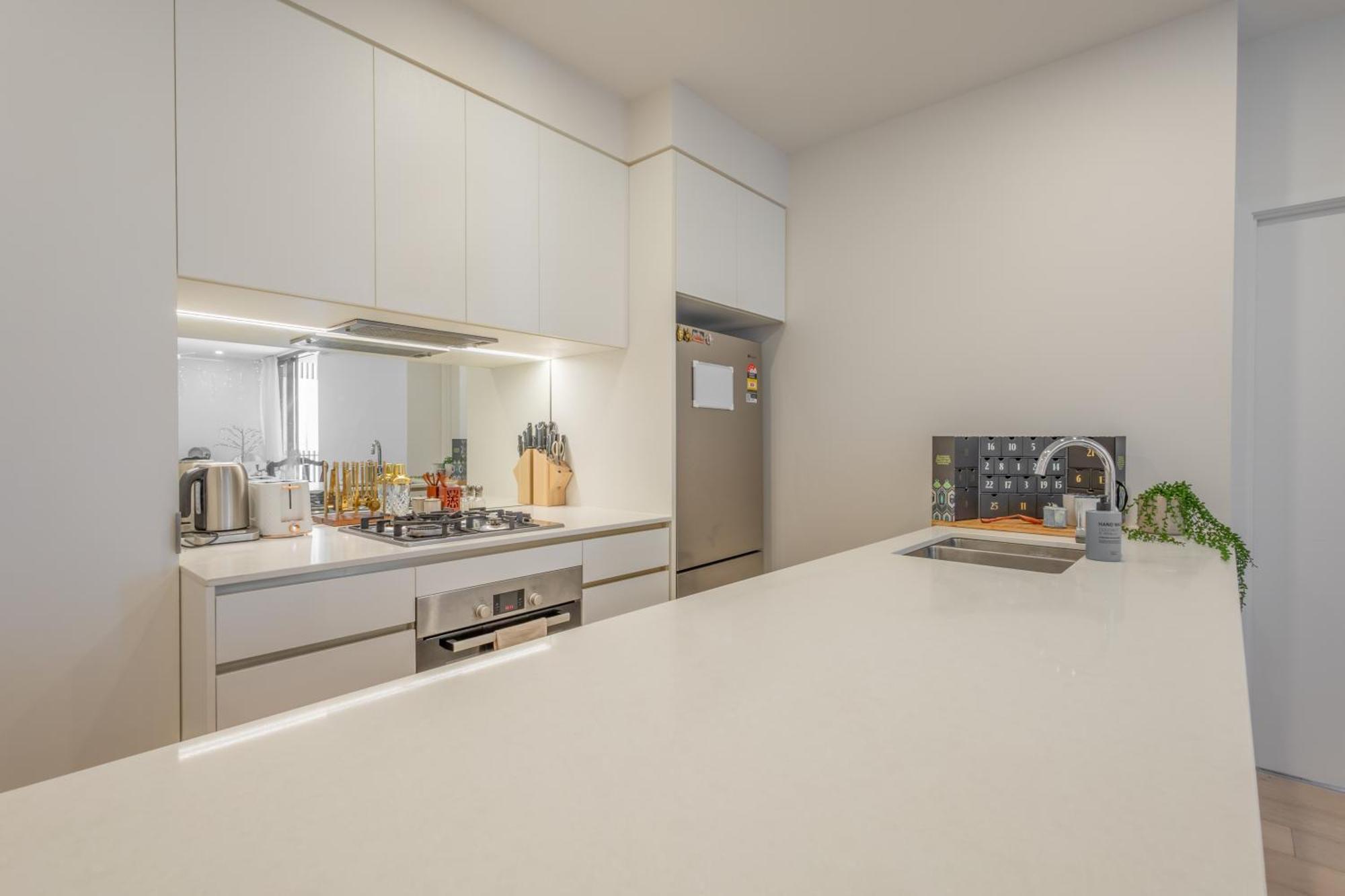 Location! Boutique 2br With Pool & Bbq Near South Bank And Apartment