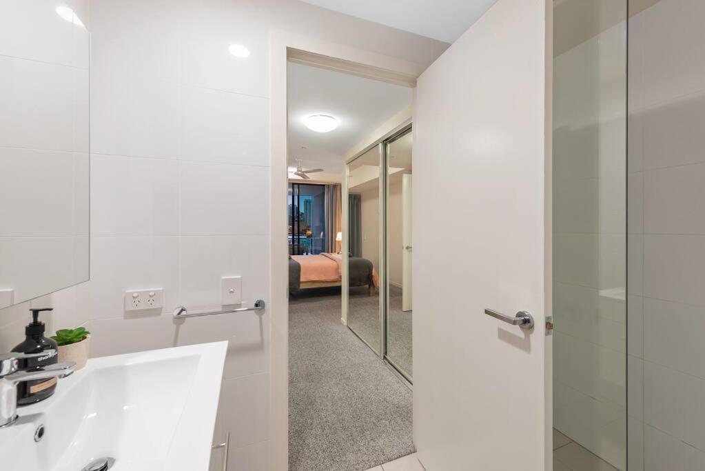 South Bank Stunner! ~ 3 Bed/2 Bath/1car/views * Brisbane