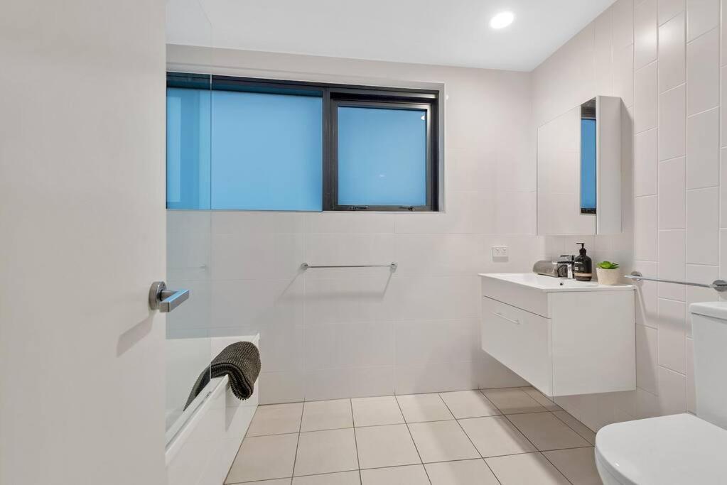 Apartment South Bank Stunner! ~ 3 Bed/2 Bath/1car/views Brisbane