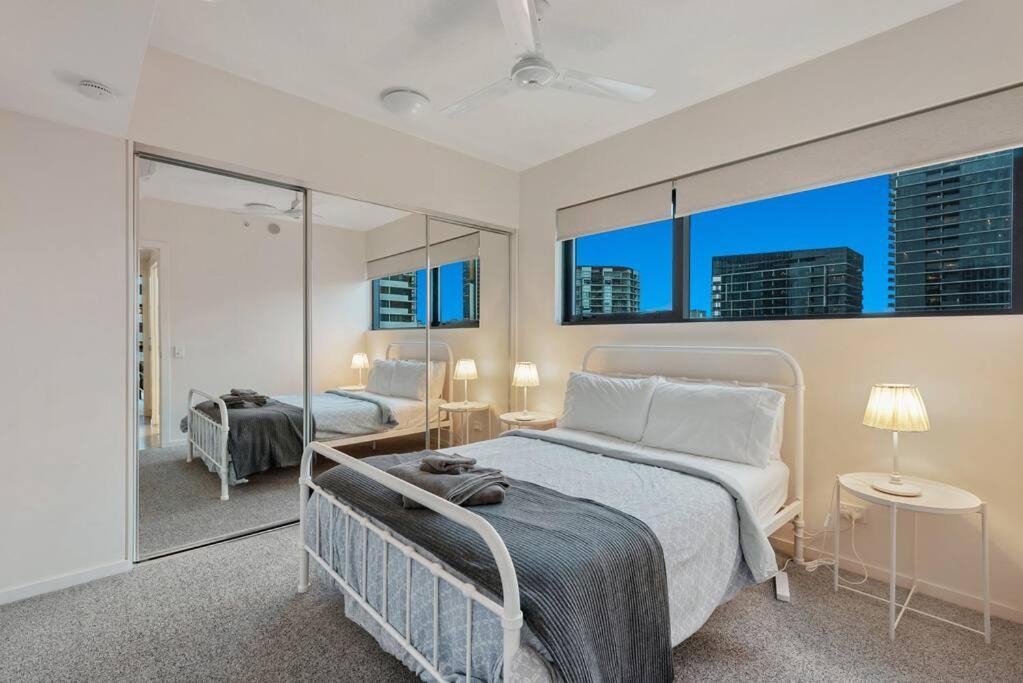 South Bank Stunner! ~ 3 Bed/2 Bath/1car/views Apartment *