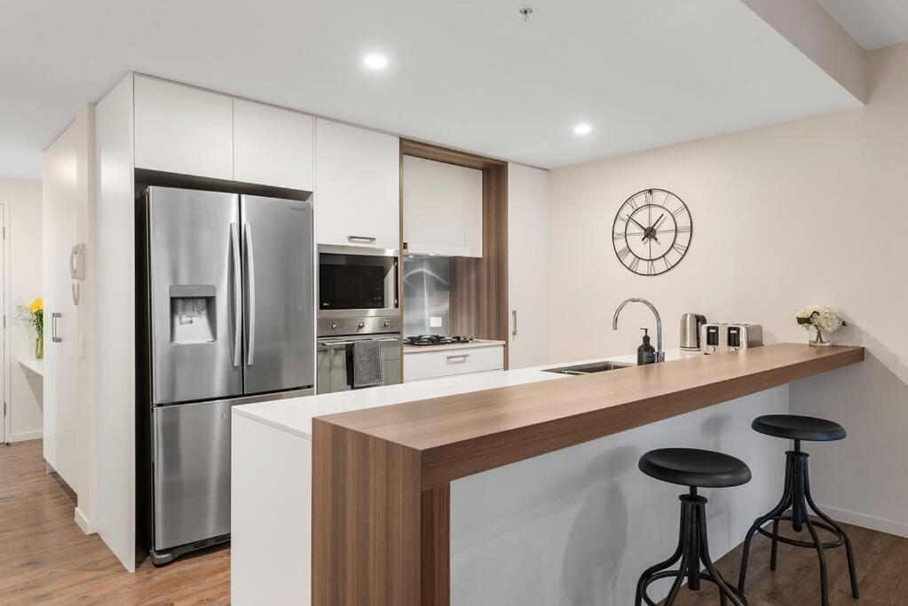 South Bank Stunner! ~ 3 Bed/2 Bath/1car/views Apartment Brisbane