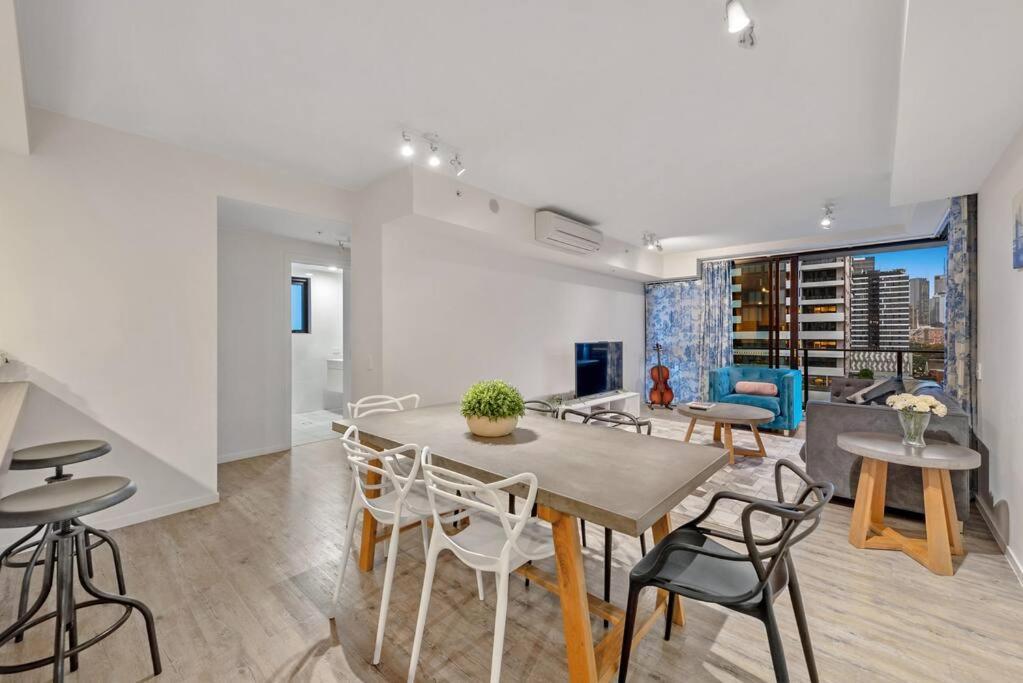 South Bank Stunner! ~ 3 Bed/2 Bath/1car/views Apartment *