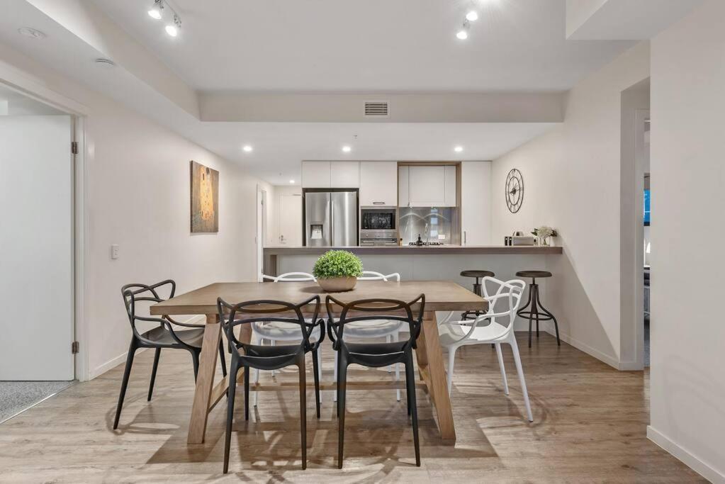 South Bank Stunner! ~ 3 Bed/2 Bath/1car/views Apartment Brisbane