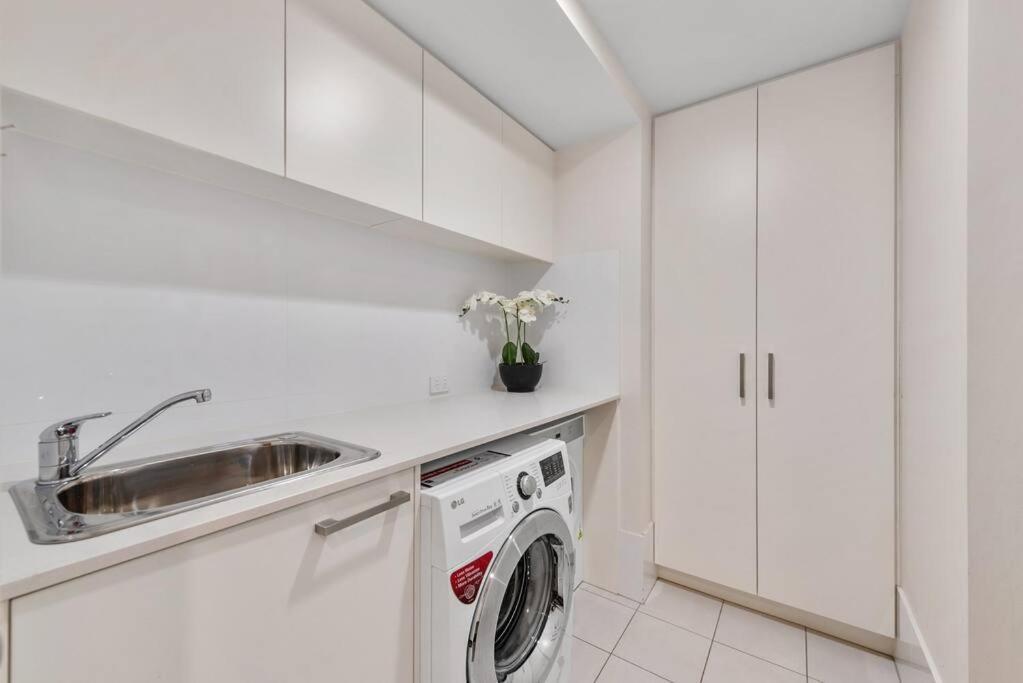 South Bank Stunner! ~ 3 Bed/2 Bath/1car/views *