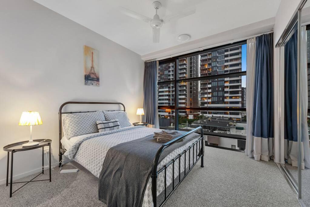 South Bank Stunner! ~ 3 Bed/2 Bath/1car/views