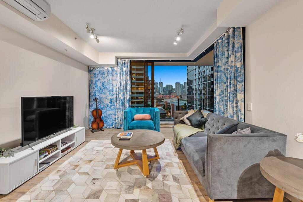 South Bank Stunner! ~ 3 Bed/2 Bath/1car/views Apartment