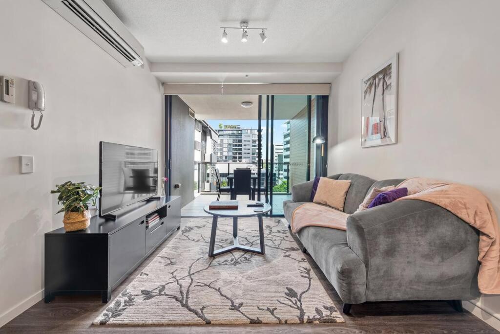 South Bank Styling! ~ 1bed, 1bath, 1car, Balcony *