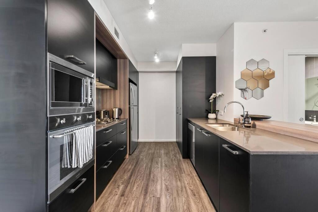 South Bank Styling! ~ 1bed, 1bath, 1car, Balcony