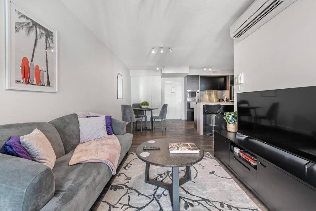 South Bank Styling! ~ 1bed, 1bath, 1car, Balcony Brisbane