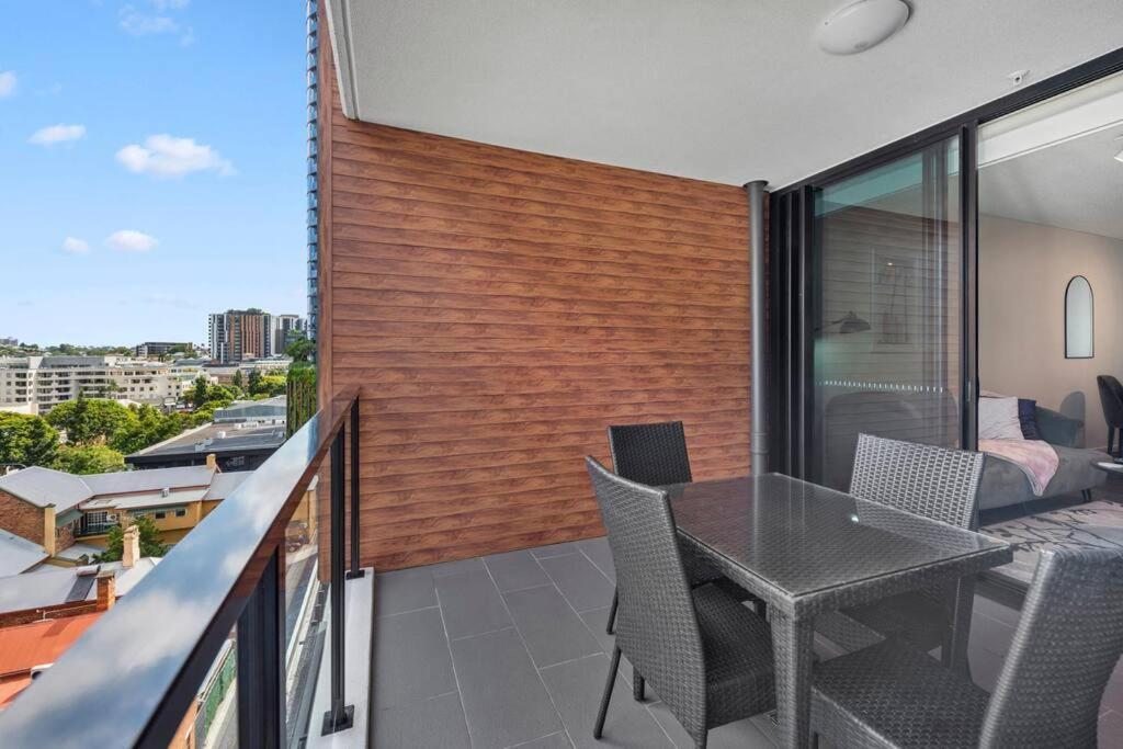 Apartment South Bank Styling! ~ 1bed, 1bath, 1car, Balcony *
