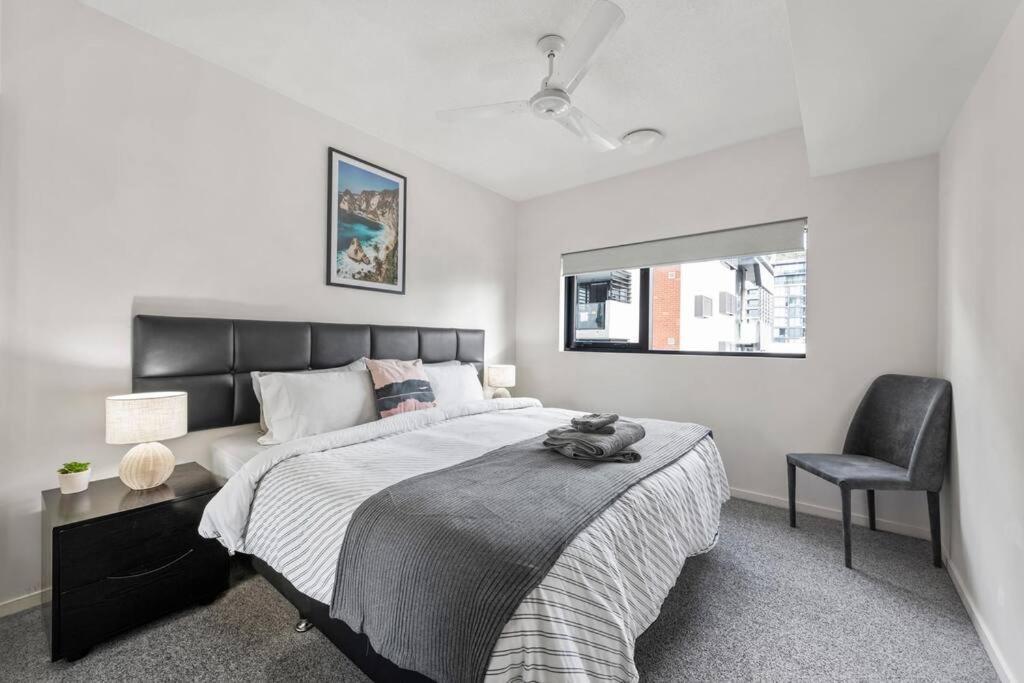 South Bank Styling! ~ 1bed, 1bath, 1car, Balcony