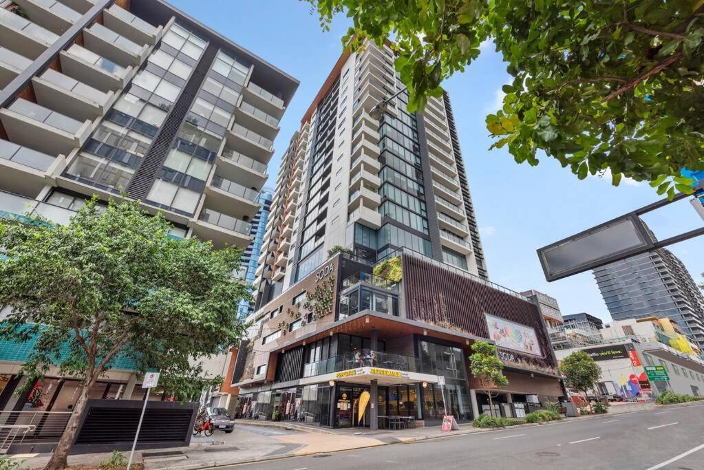 Apartment South Bank Styling! ~ 1bed, 1bath, 1car, Balcony
