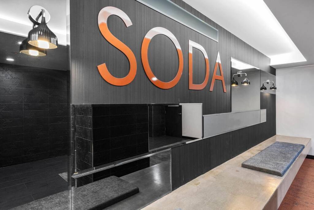 South Bank Styling! ~ 1bed, 1bath, 1car, Balcony Apartment