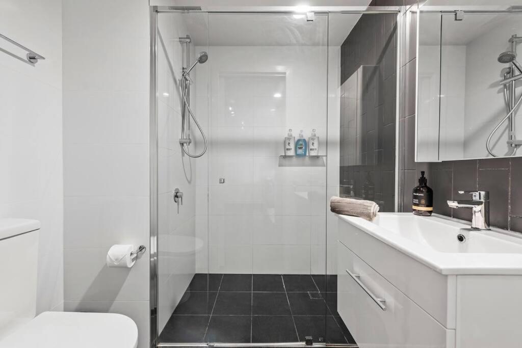 South Bank Styling! ~ 1bed, 1bath, 1car, Balcony Apartment *