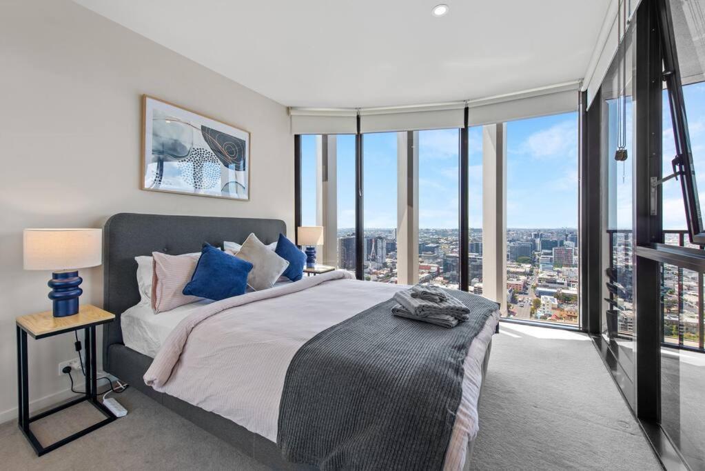 Apartment Floor! 2bed/2bath/1car/pool ~ Views ~ Cbd