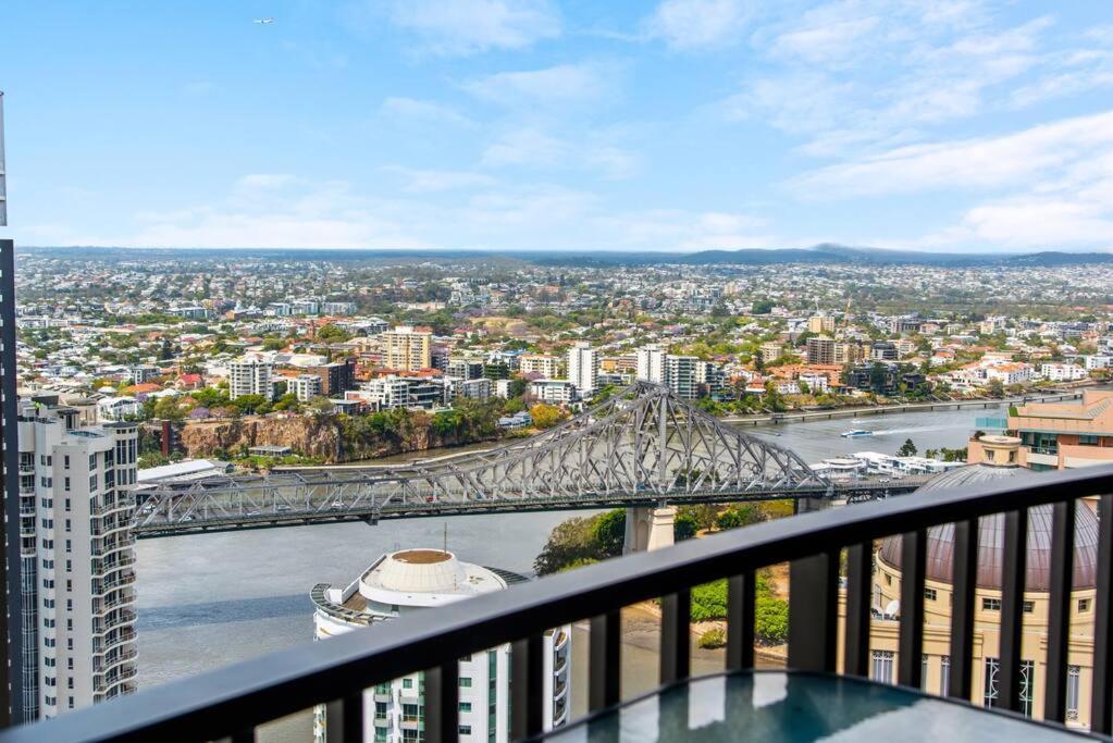 Floor! 2bed/2bath/1car/pool ~ Views ~ Cbd