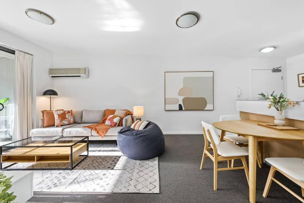 Away From Home! 2bed/1bath/car/pool~2kms Cbd Brisbane