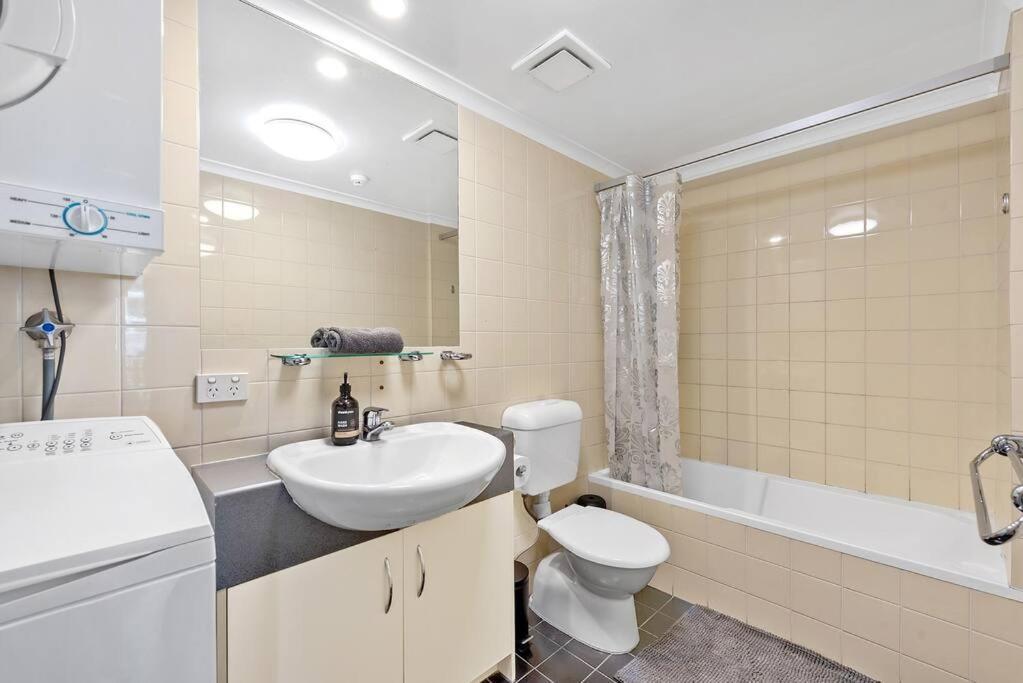 Apartment 2 Seconds To…everything! 1bed/1bath/1car/cbd Views