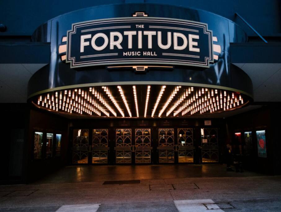 2 Seconds To…everything! 1bed/1bath/1car/cbd Views Apartment