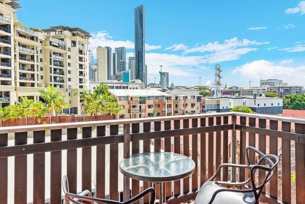 Apartment 2 Seconds To…everything! 1bed/1bath/1car/cbd Views *