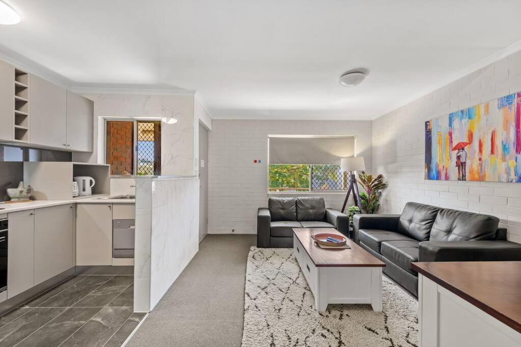 Apartment Hidden Away In New Farm ~ 1 Bed/1 Bath/1 Car *