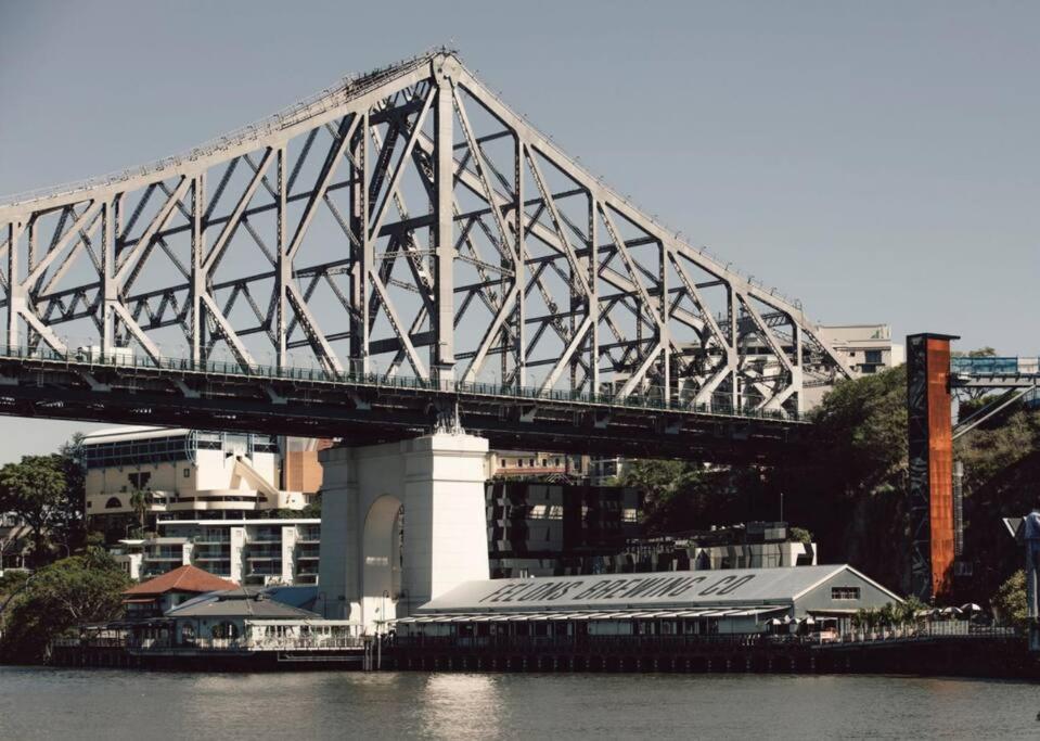 Hidden Away In New Farm ~ 1 Bed/1 Bath/1 Car Apartment *