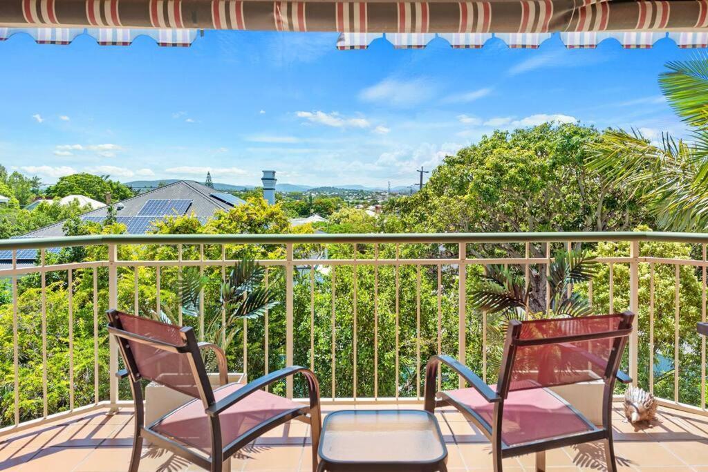 Bright & Breezy ~ 2 Bed/2 Bath /1 Car/ Views! Brisbane