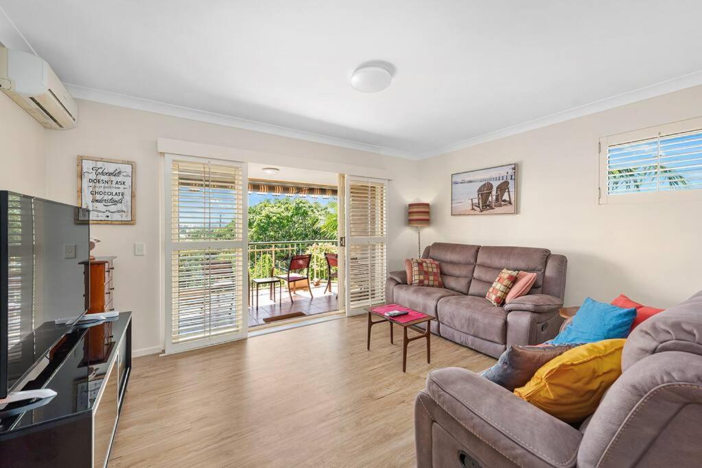Bright & Breezy ~ 2 Bed/2 Bath /1 Car/ Views! Apartment Brisbane