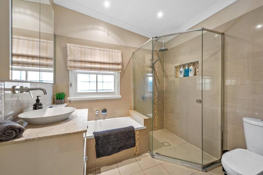 Holiday home The Family Getaway ~ 3 Bed/2 Bath/1car ~ Wooloowin *